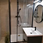 Hanza Tower Apartment-basen