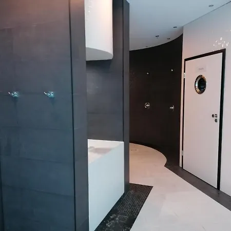 Hanza Tower Apartment-basen シュチェチン