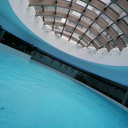 Hanza Tower Apartment-basen