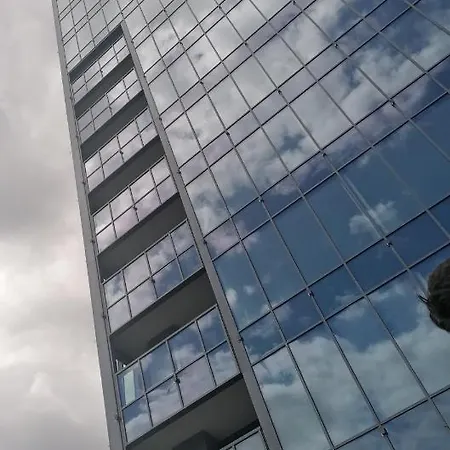 Hanza Tower Apartment-basen