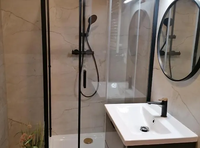 Hanza Tower Apartment-basen